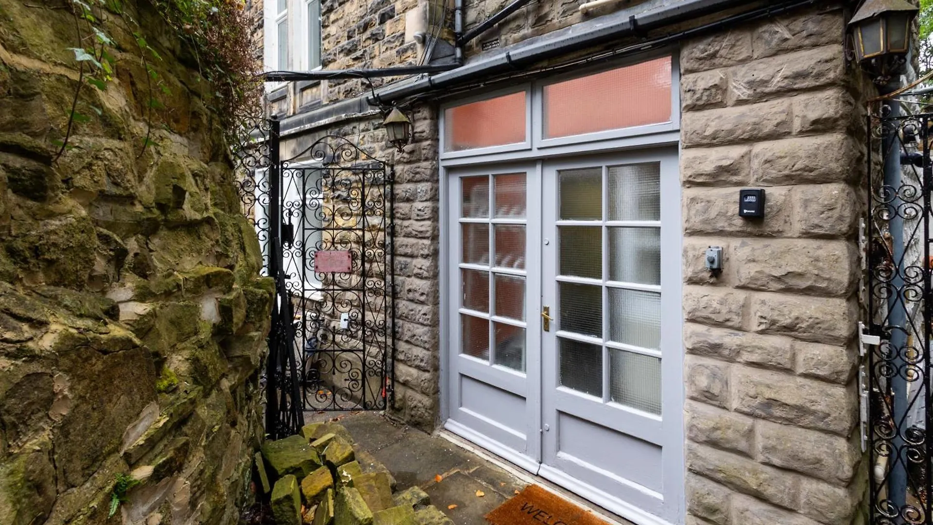 Spacious 3 Bedroom Ground Floor Apartment - 10 Mins From City Centre Leeds