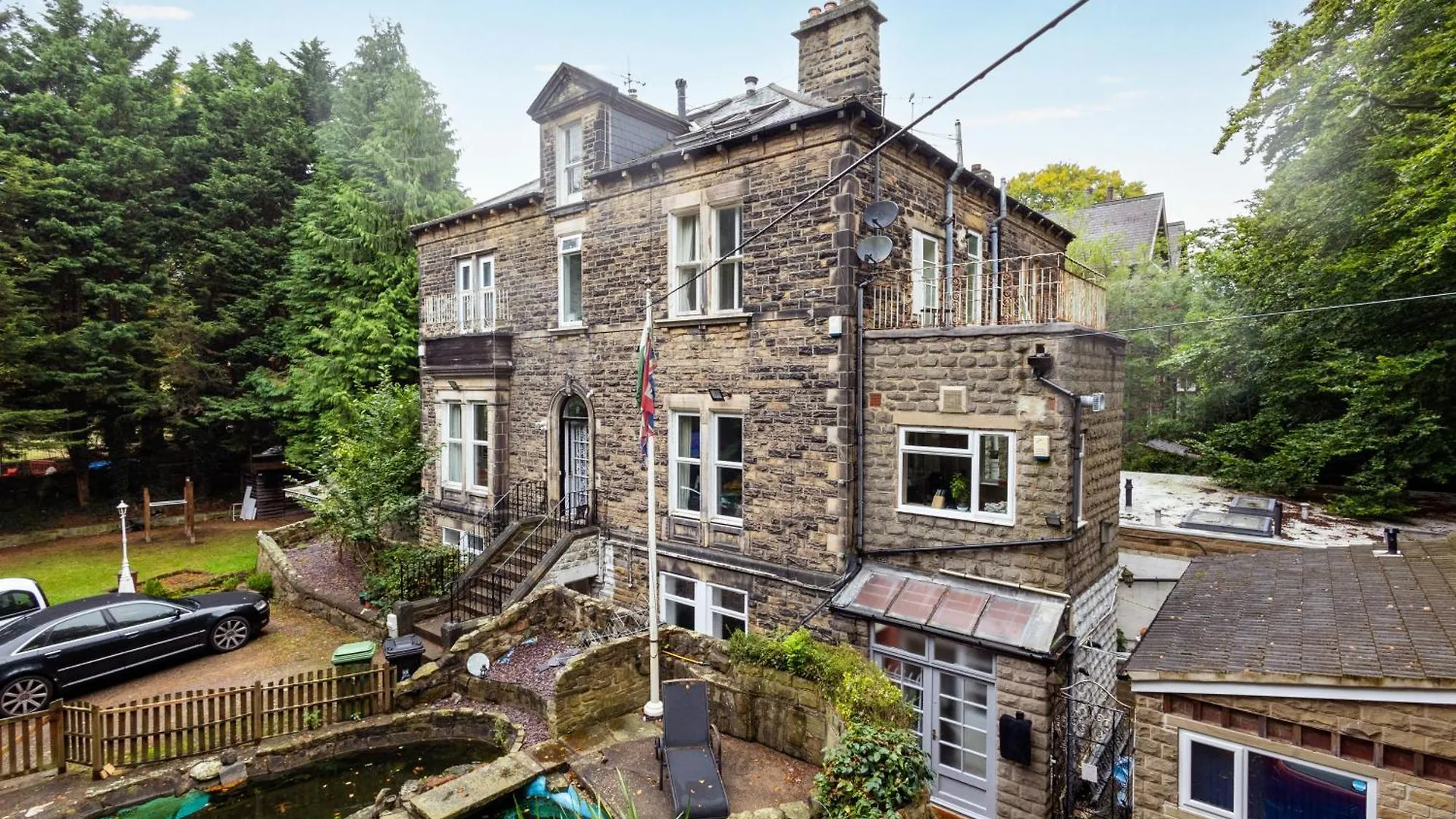 Spacious 3 Bedroom Ground Floor Apartment - 10 Mins From City Centre Leeds