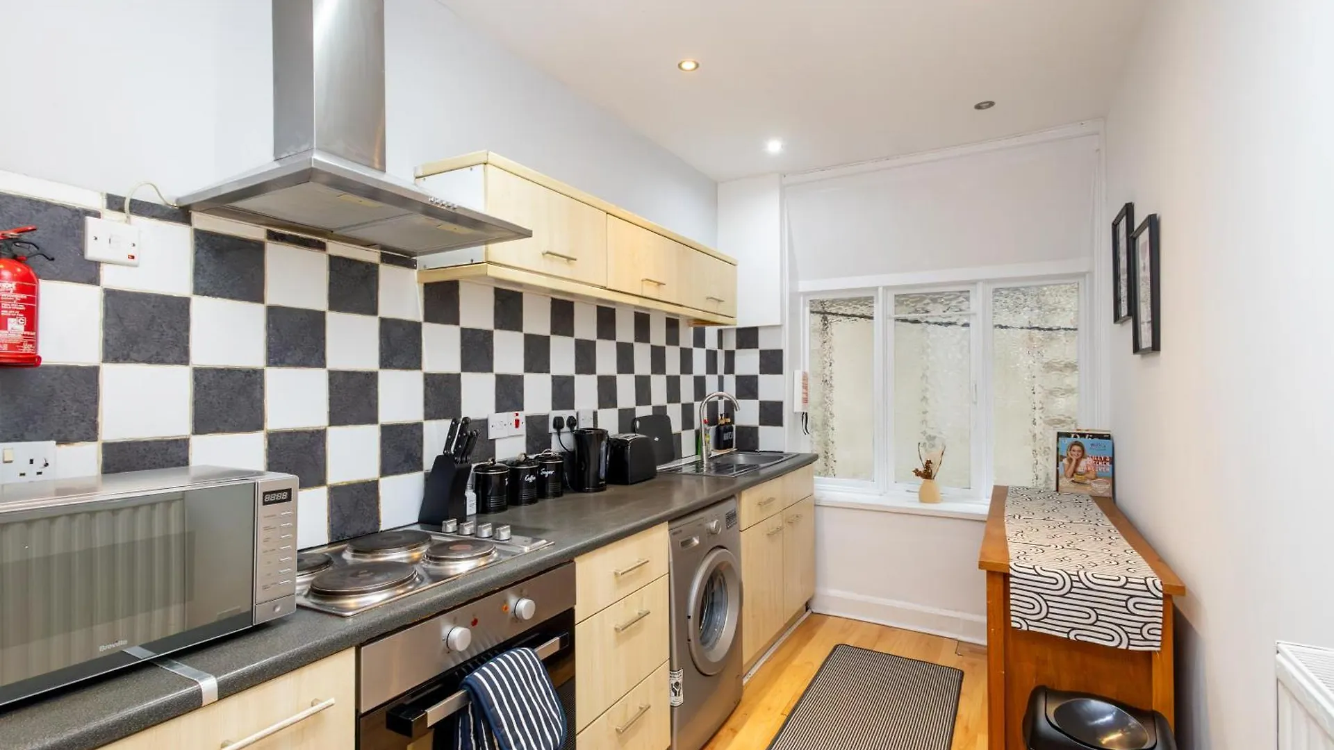 Spacious 3 Bedroom Ground Floor Apartment - 10 Mins From City Centre Leeds  Birleşik Krallık