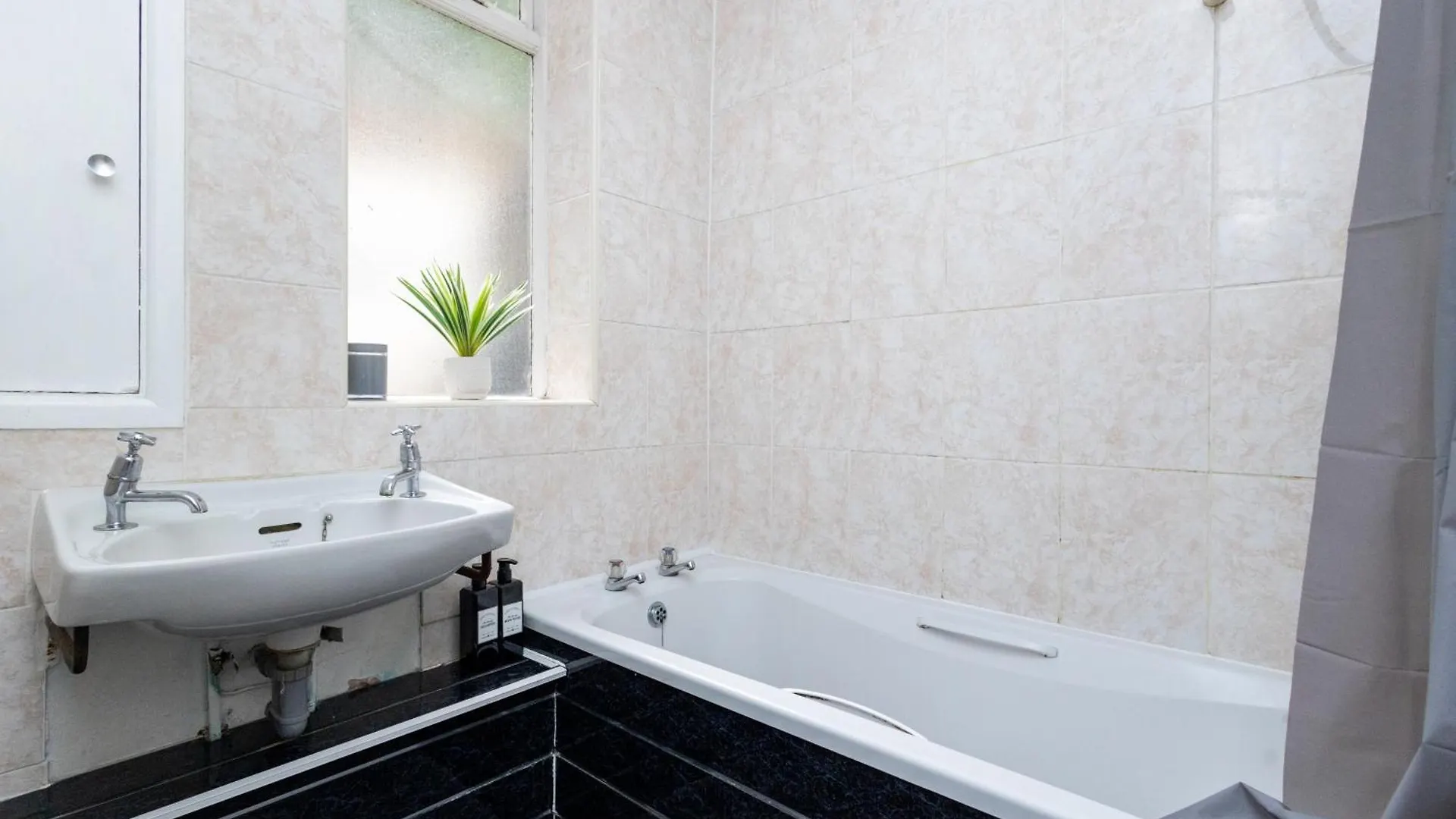 Spacious 3 Bedroom Ground Floor Apartment - 10 Mins From City Centre Leeds  Birleşik Krallık